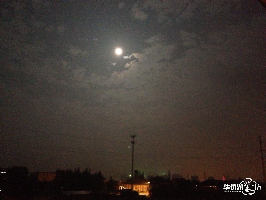 这是8月11日凌晨三时iphone拍摄绿州中船广场的夜幕下的月色