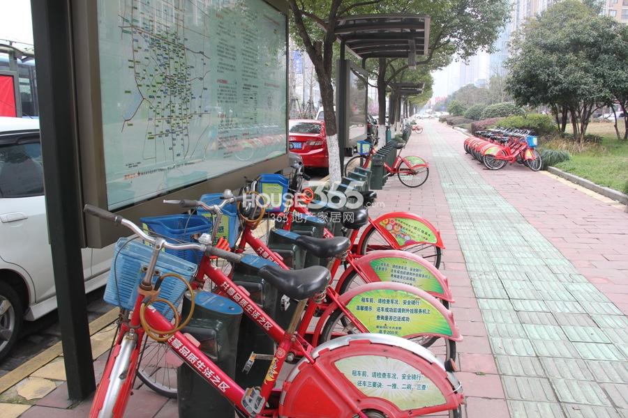 中国铁建江南国际城南面的公共自行车租赁点