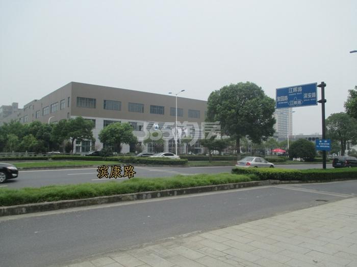 2015年8月鑫都汇项目周边路牌