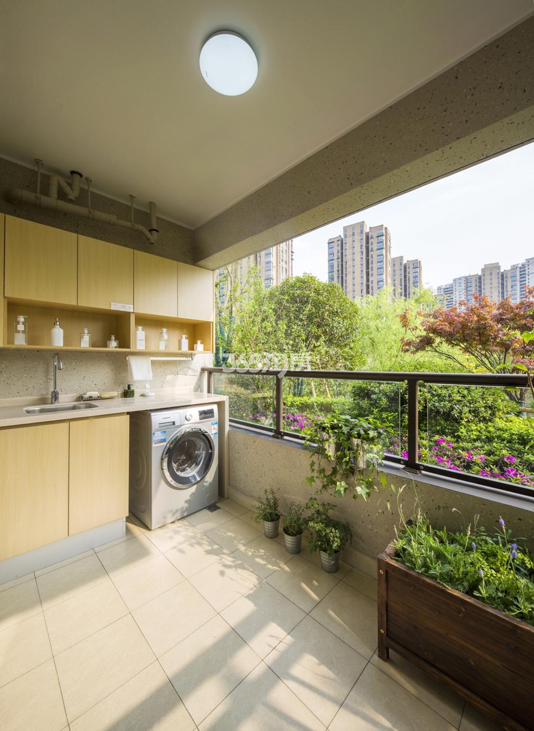 广宇万科公园里A2户型（建筑面积89方）样板房---阳台